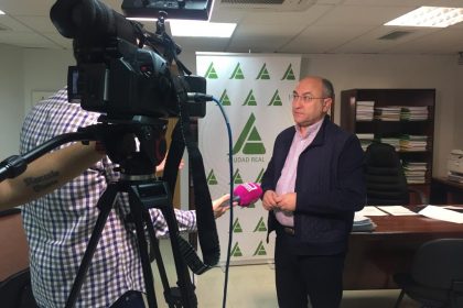 20190520 Florencio atiende a los medios por los bajos precios del aceite de oliva
